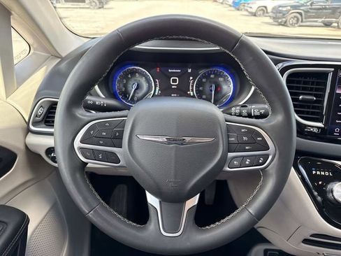 Used 2023 Chrysler Pacifica Touring-L FWD image 16