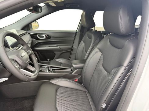 New 2026 Jeep Compass Latitude image 9