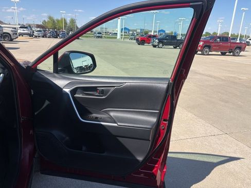 Used 2021 Toyota RAV4 LE AWD/4WD image 22