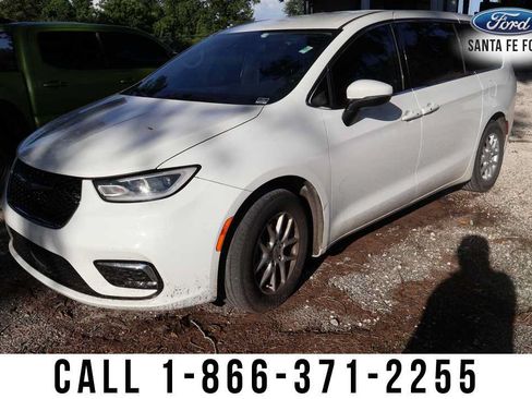 Used 2023 Chrysler Pacifica Touring-L FWD image 1