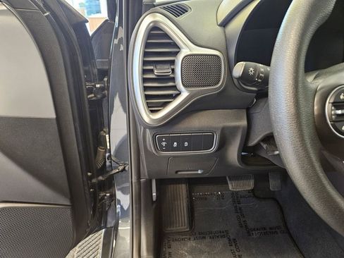 Used 2025 Kia Soul LX w/ LX Technology Package FWD image 16