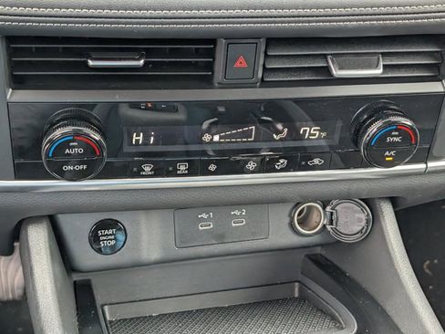 Used 2025 Nissan Rogue SV image 25