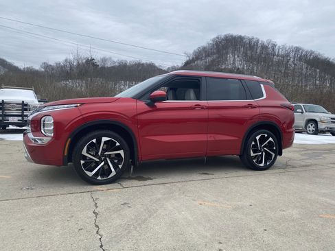 Used 2023 Mitsubishi Outlander SEL image 2