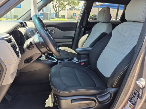 Used 2016 Kia Soul + FWD image 9