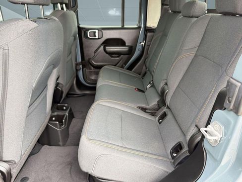 Used 2025 Jeep Gladiator Sport image 12