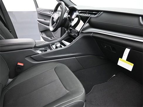 New 2025 Jeep Grand Cherokee Laredo image 18