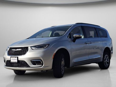 Used 2023 Chrysler Pacifica Limited image 20