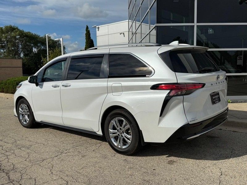 Used 2023 Toyota Sienna Platinum AWD/4WD image 4