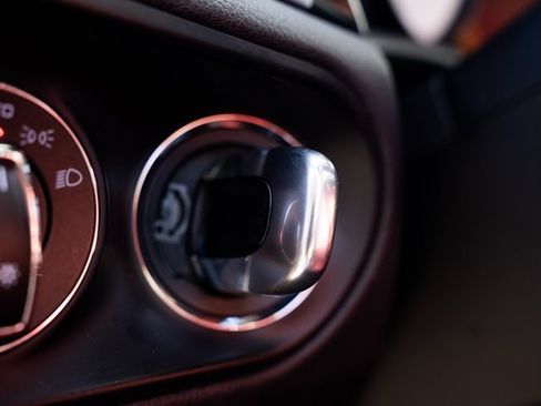 Certified 2018 Porsche Macan image 27