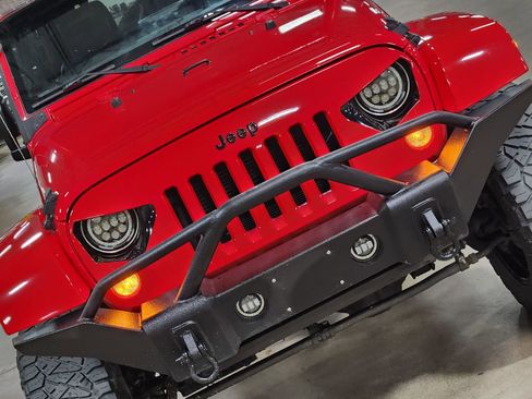 Used 2017 Jeep Wrangler Unlimited Sahara w/ Connectivity Group AWD/4WD image 19