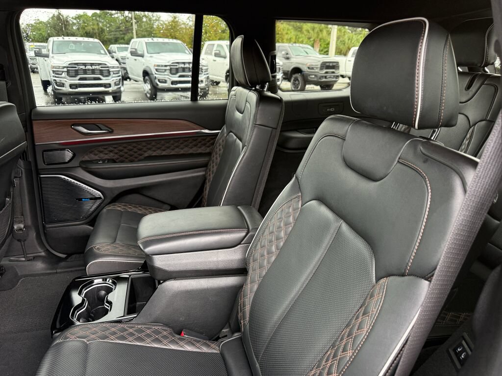 Used 2025 Jeep Grand Cherokee L Summit w/ Obsidian Package AWD/4WD image 12