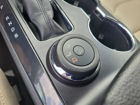 Used 2019 Ford Explorer XLT w/ Equipment Group 202A AWD/4WD image 16