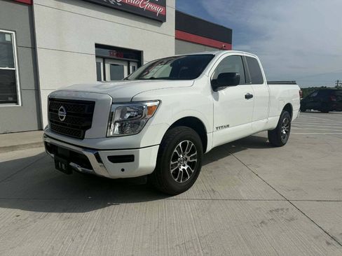 Used 2022 Nissan Titan SV AWD/4WD image 2