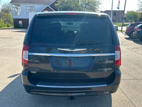 Used 2015 Chrysler Town & Country Touring FWD image 5