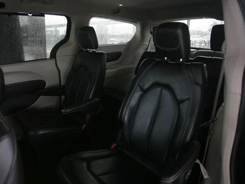 Used 2023 Chrysler Pacifica Touring-L image 31