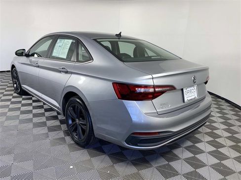 Used 2022 Volkswagen Jetta SE w/ Panoramic Sunroof Package image 6
