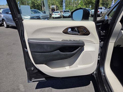 Used 2023 Chrysler Pacifica Limited FWD image 12