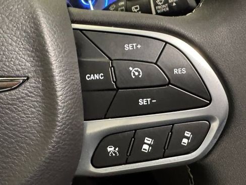 Used 2022 Chrysler Pacifica Touring-L w/ Uconnect Theater Family Group image 8