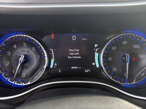 Used 2022 Chrysler Pacifica Touring-L image 14