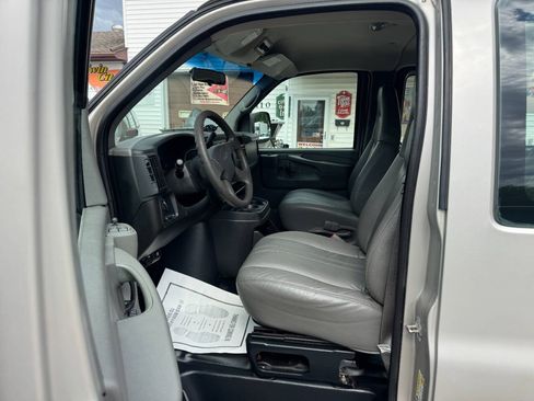 Used 2006 GMC Savana 1500 Passenger RWD image 15