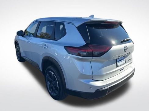 Used 2024 Nissan Rogue SV image 3