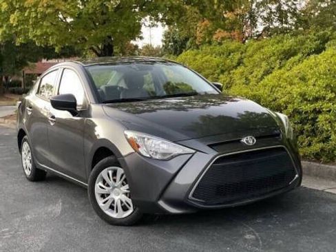 Used 2019 Toyota Yaris L FWD image 3