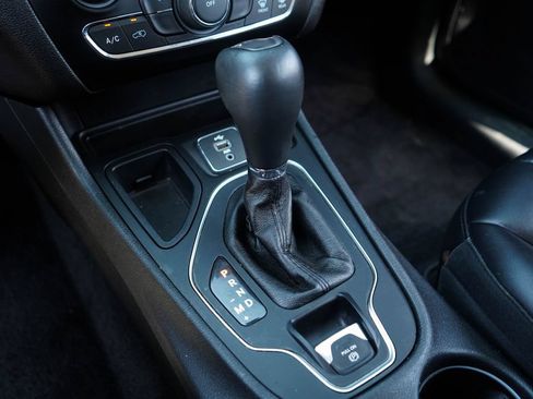 Used 2019 Jeep Cherokee Latitude Plus FWD image 34