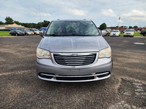 Used 2014 Chrysler Town & Country Touring FWD image 11