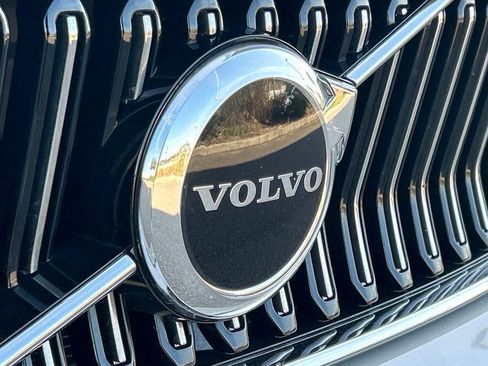 Used 2023 Volvo XC40 B5 Plus image 41