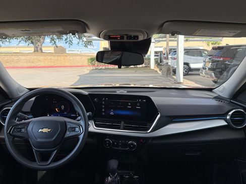 Used 2025 Chevrolet Trax LT FWD image 33