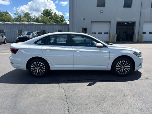 Used 2020 Volkswagen Jetta SE w/ SE Cold Weather Package FWD image 2