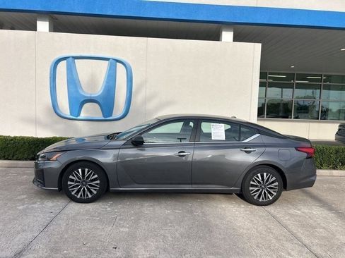 Used 2024 Nissan Altima 2.5 SV image 5