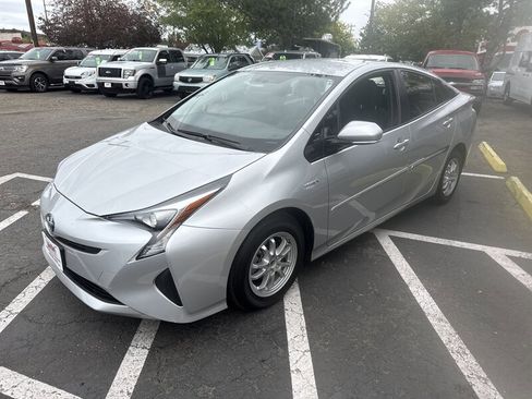 Used 2016 Toyota Prius Three Touring image 2