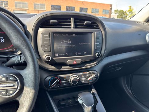 Used 2025 Kia Soul LX w/ LX Technology Package FWD image 17