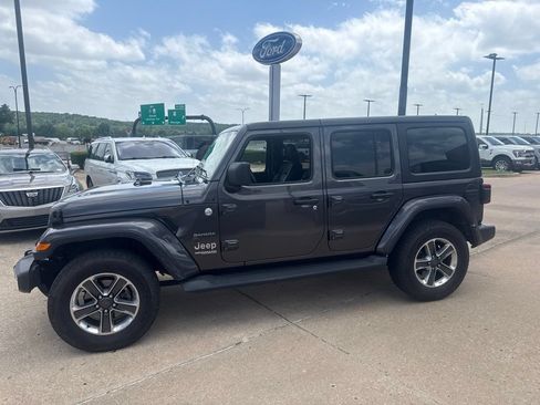 Used 2019 Jeep Wrangler Unlimited Sahara AWD/4WD image 4