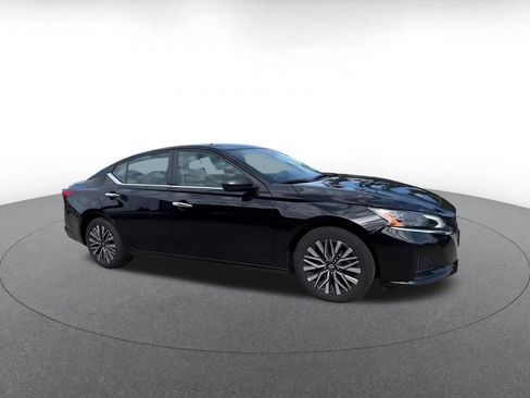 Used 2025 Nissan Altima 2.5 SV FWD image 2