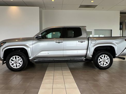 Certified 2025 Toyota Tacoma SR5 w/ SR5 Upgrade Package AWD/4WD image 7