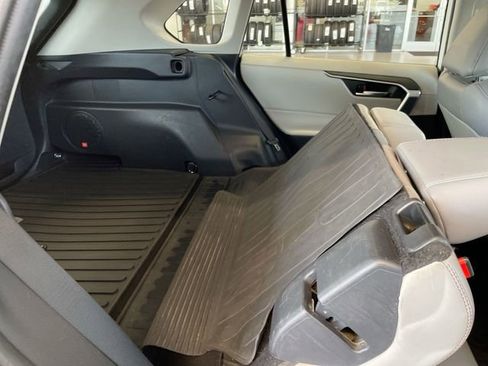 Used 2021 Toyota RAV4 XLE Premium image 19