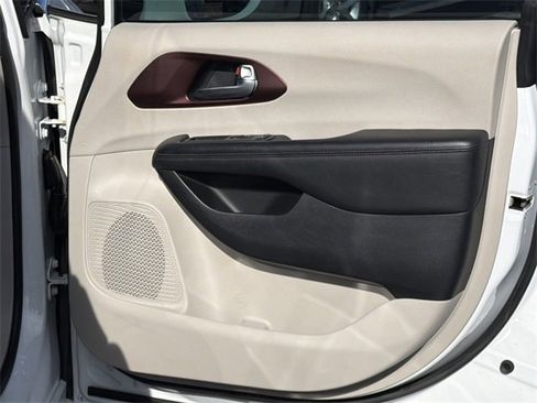 Used 2020 Chrysler Pacifica Limited image 14