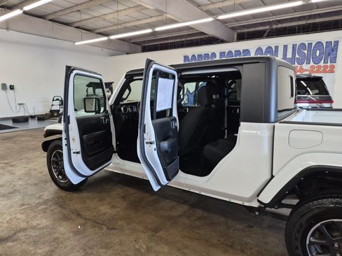 Used 2023 Jeep Gladiator Overland AWD/4WD image 16