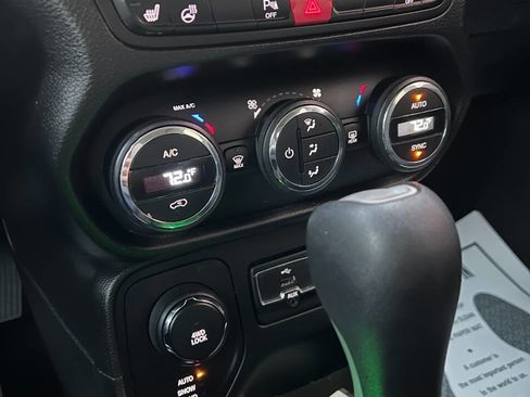 Used 2017 Jeep Renegade Altitude image 24