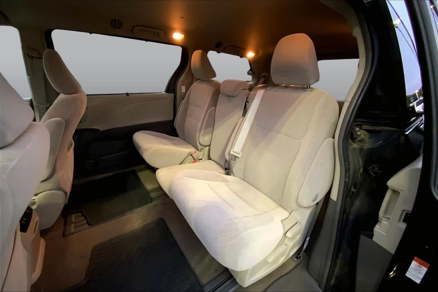 Used 2018 Toyota Sienna LE FWD image 18