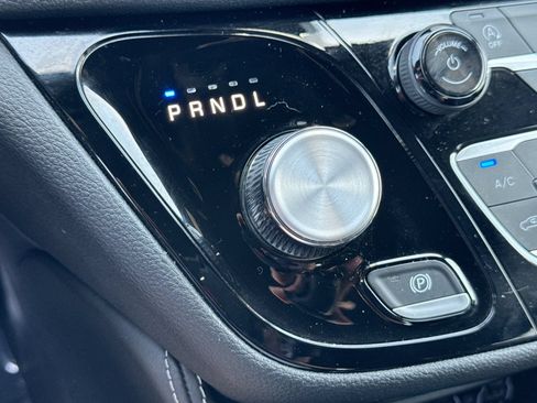 Used 2025 Chrysler Pacifica Limited FWD image 19