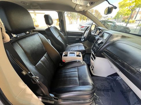 Used 2015 Chrysler Town & Country Touring FWD image 11