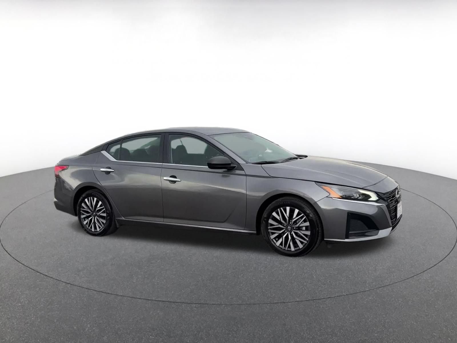 Used 2025 Nissan Altima 2.5 SV FWD image 2
