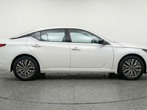 Used 2025 Nissan Altima 2.5 SV image 11