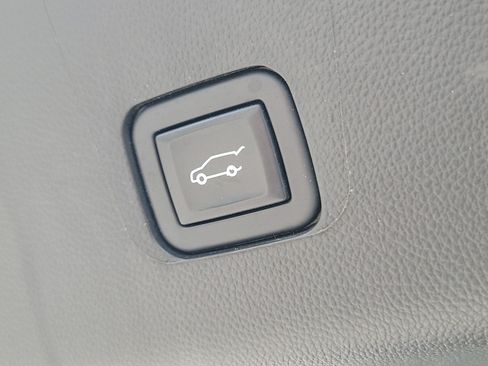 Used 2023 Chevrolet Traverse LT FWD image 19