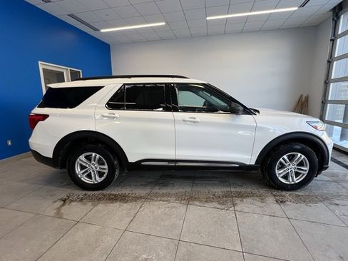 Used 2023 Ford Explorer XLT image 4