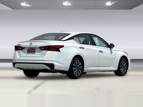 Used 2025 Nissan Altima 2.5 SV FWD image 3