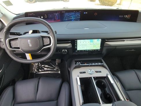 New 2026 Lincoln Navigator Premiere image 9